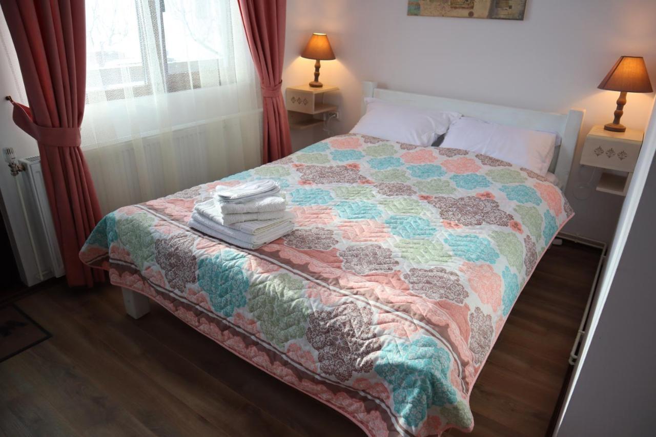 Vila Chic M Hotel Moieciu de Jos Buitenkant foto